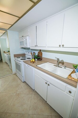 Fridge, microwave, stovetop, dishwasher