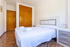 2 bedrooms, travel cot, WiFi, bed sheets