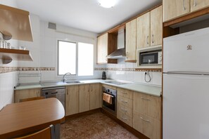 Kühlschrank, Mikrowelle, Ofen, Geschirrspüler