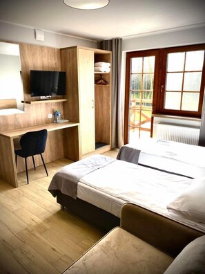 Habitació amb dos llits individuals clàssica | Escriptori i wifi gratuïta 