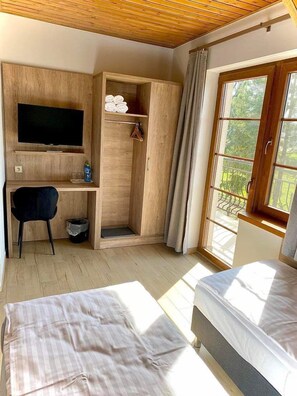 Chambre Classique avec lits jumeaux, balcon, vue jardin | Bureau, Wi-Fi gratuit