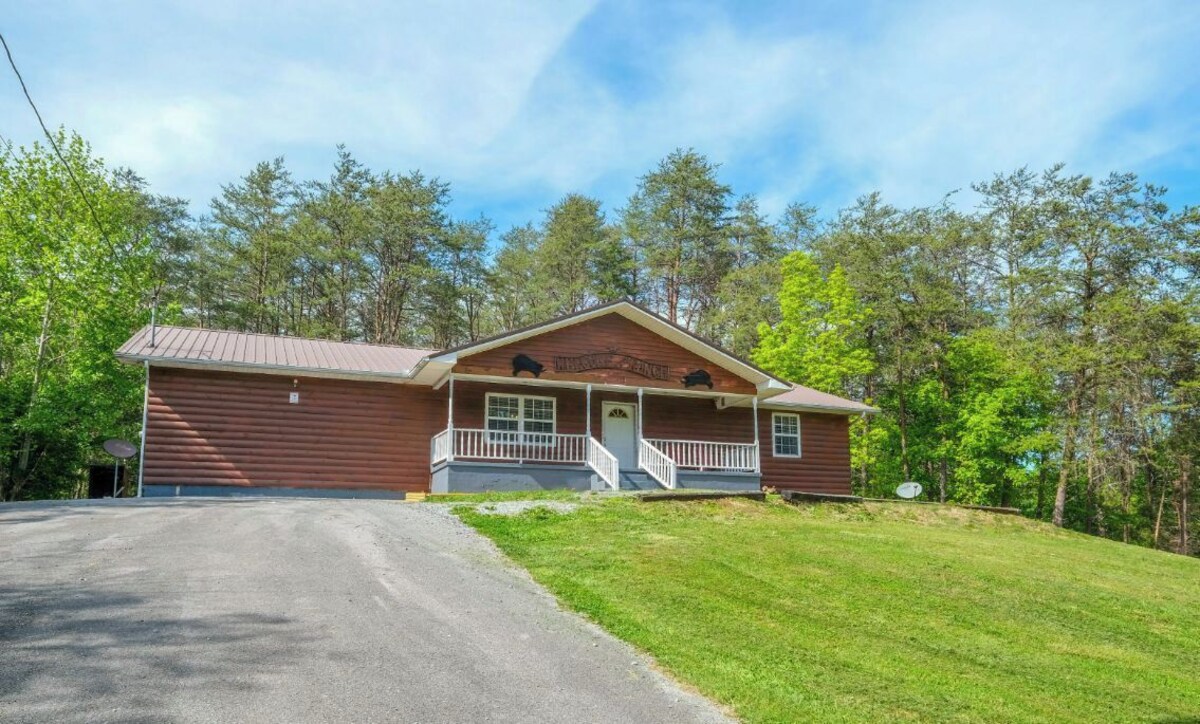 Sleepy Bear Ranch-New Mgr!3BR 3BA Sleeps 11, Dog Friendly, Easy Roads,Mins to PF