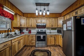 Mikrobølgeovn, ovn, kokeplater og kaffetrakter/tekoker