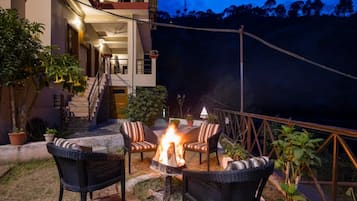 Deluxe-Doppelzimmer, Hügelblick | Terrasse/Patio