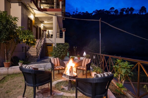 Deluxe-Doppelzimmer, Hügelblick | Terrasse/Patio