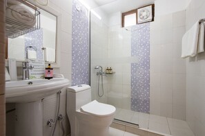 Habitación doble Deluxe, vista a la colina | Baño | Amenidades de baño gratuitas, jabón, shampoo, papel de baño 