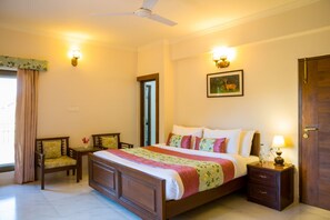 Habitación doble Deluxe, vista a la colina | Wifi gratis y ropa de cama 