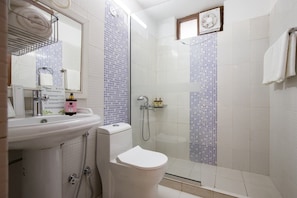 Kostenlose Toilettenartikel, Seife, Shampoo, Toilettenpapier