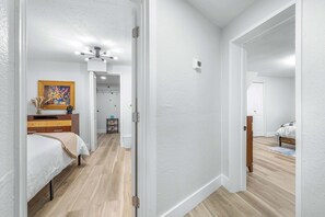 2 soverom, skrivebord, strykejern/-brett og wi-fi