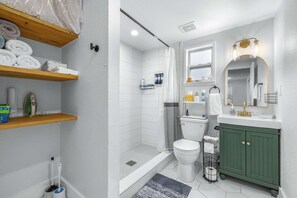 Dusche, Haartrockner, Handtücher, Shampoo