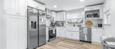 Køleskab, mikrobølgeovn, ovn, kogeplade