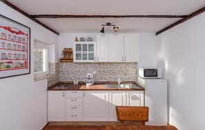 ثلاجة، فرن، موقد طهي مسطح، غسالة أطباق