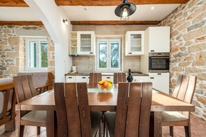 Microwave, dishwasher, coffee/tea maker, cookware/dishes/utensils - Villa Zdravko Zadarvillas (Škabrnja)