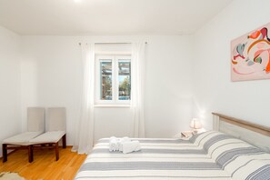 2 chambres, lit de bébé (gratuit), literie fournie
