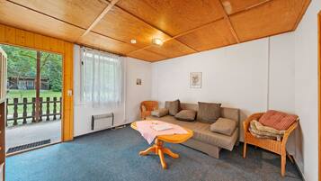 Tv och ett bordtennisbord