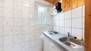 Kylskåp, spishäll, kaffe- och tebryggare och vattenkokare