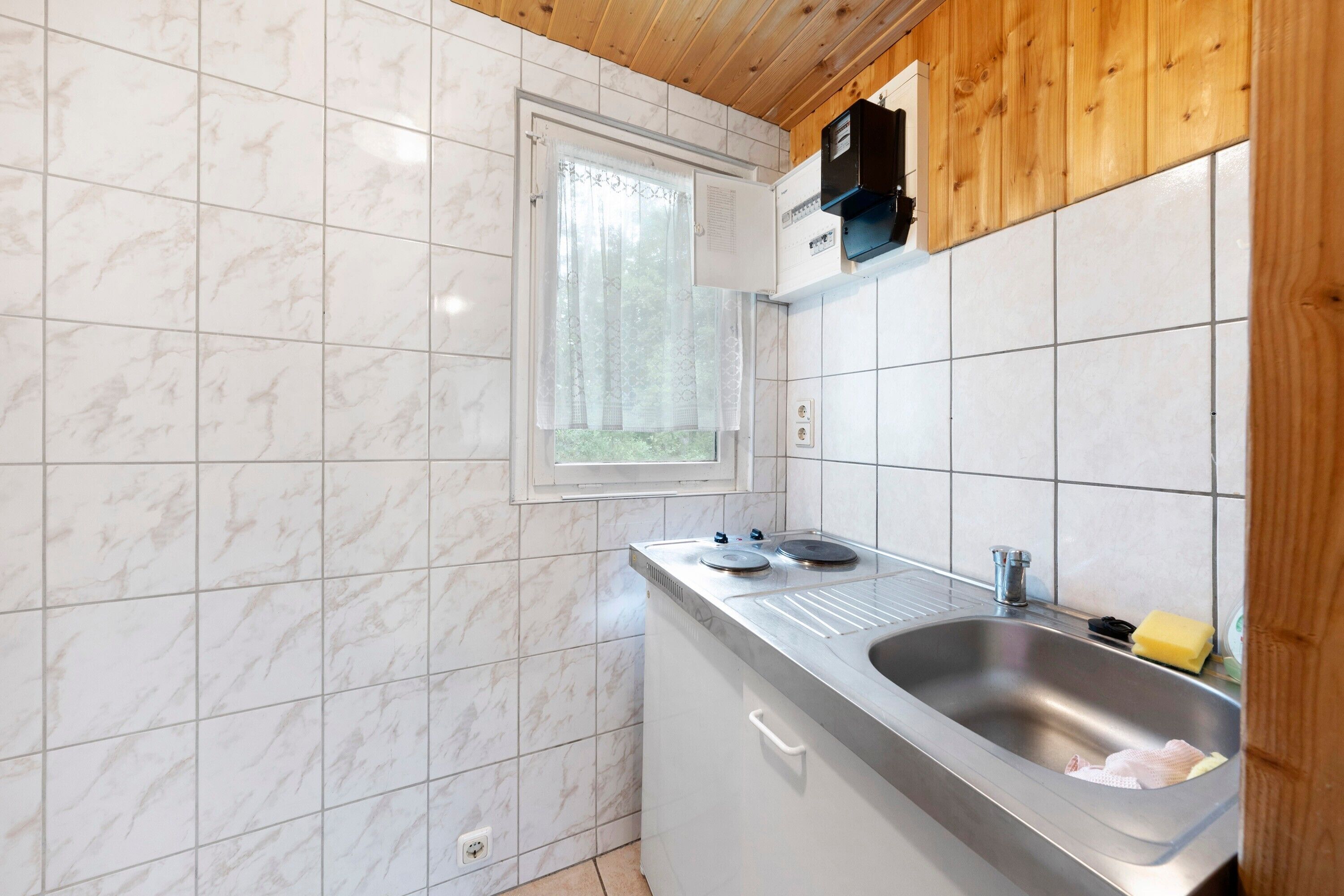 Kühlschrank, Herdplatte, Wasserkocher mit Kaffee-/Teezubehör