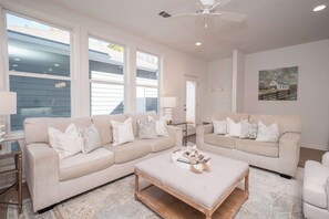 TV, offices - The Hive on Honeysuckle by Apex Short Term Stays (Oxford)