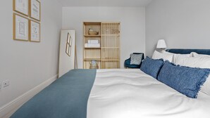 A bedroom with a bed, a bedside table, a lamp, a wardrobe, and framed pictures on the wall. - Morford House in Exeter (Exeter)