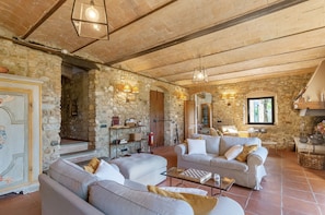 Living area - Apartment 'Mini in Chianti' with Shared Pool, Wi-Fi and Air Conditioning (San Casciano in Val di Pesa)