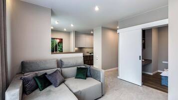 Appartement Classique, vue ville | Coin séjour | Télévision LCD de 40 pouces avec chaînes numériques