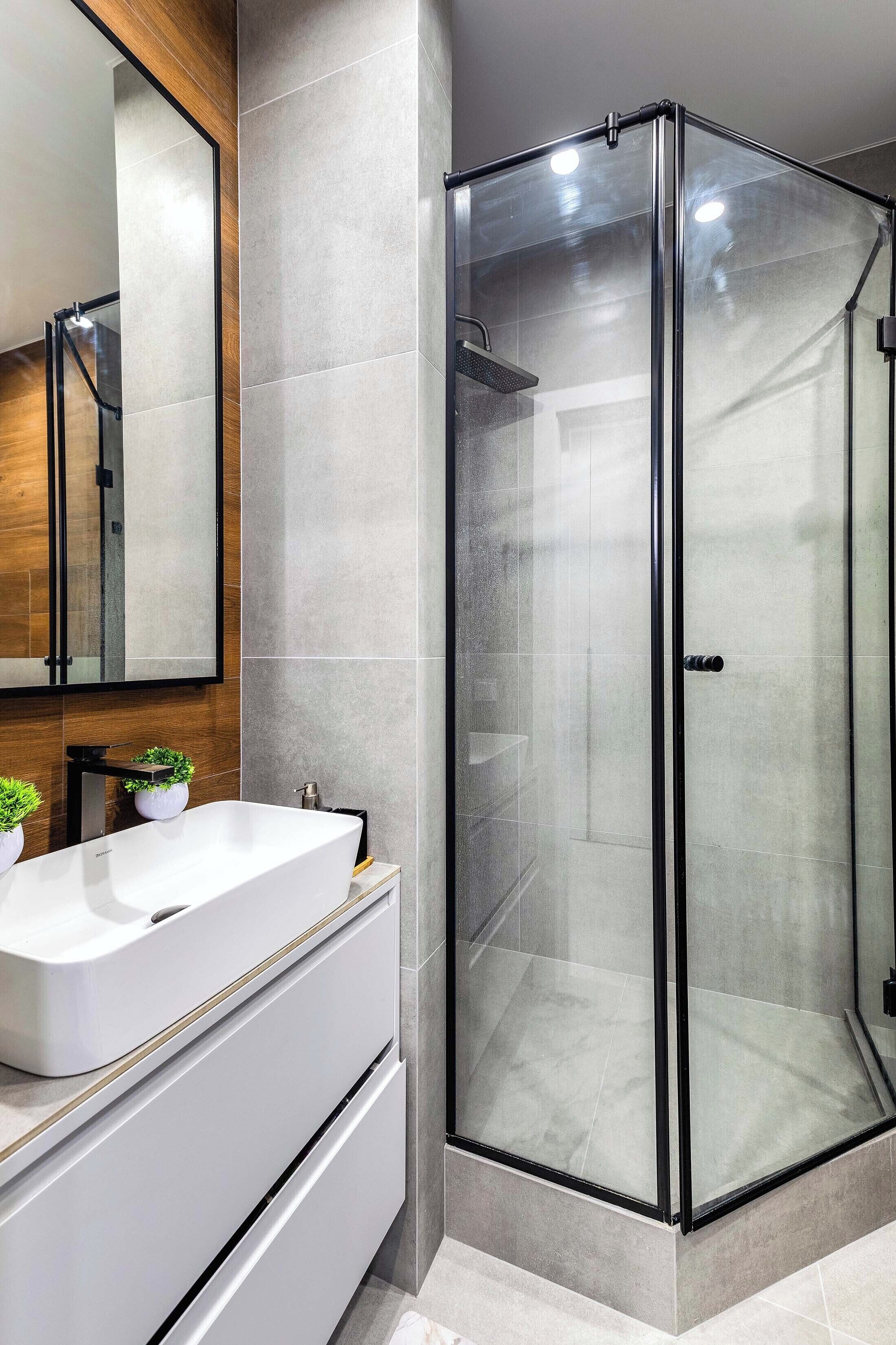 Classic-Apartment, Stadtblick | Badezimmer | Dusche, Haartrockner, Handtücher, Seife