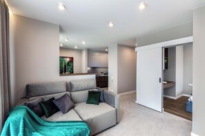Classic Apartment, City View | Ruang tamu | 40 inci televisyen LCD dengan digital 