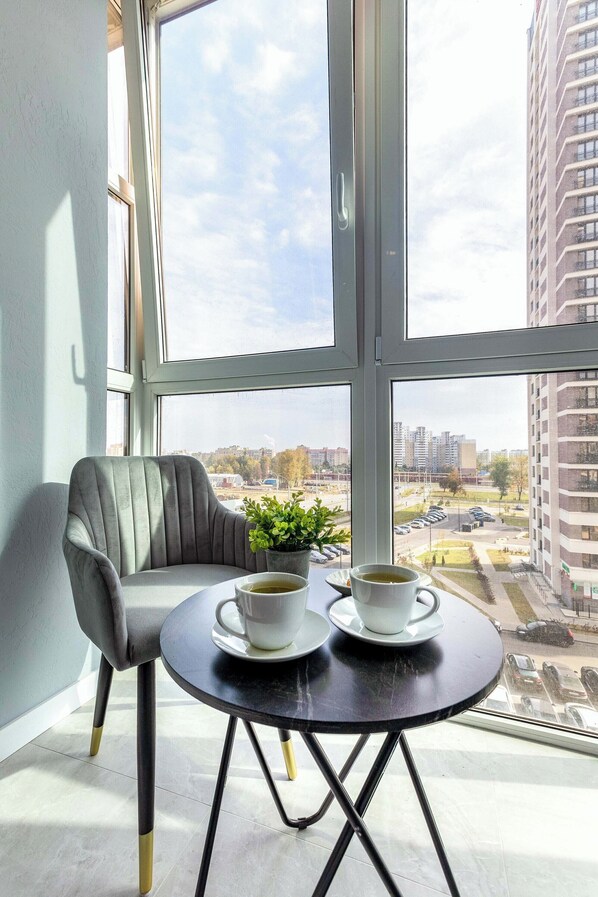 Classic Apartment, City View | Pemandangan dari bilik