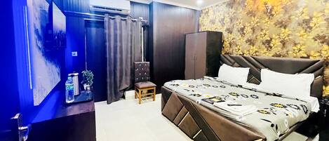 Double Room | Desk, free WiFi, bed sheets