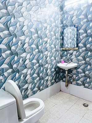 Towels, soap, shampoo, toilet paper