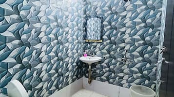 Chambre Double | Salle de bain | Serviettes fournies, savon, shampoing, papier toilette