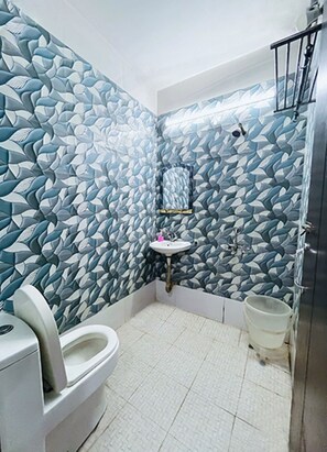 Double Room | Bathroom | Towels, soap, shampoo, toilet paper