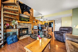TV, fireplace