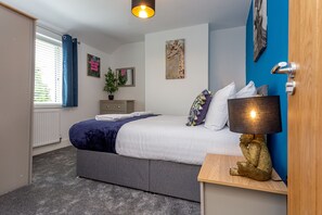 3 عدّة غرف نوم ومكواة/لوح كي وواي فاي وملاءات أسرّة