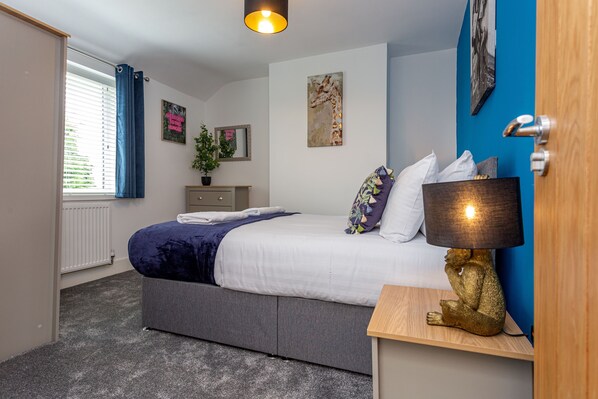 3 bedrooms, iron/ironing board, WiFi, bed sheets