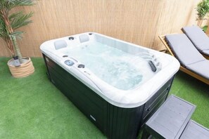 Outdoor spa tub - Duplex Huge Terrace Burj Khalifa View (Dubai)