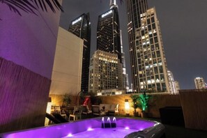 Outdoor spa tub - Duplex Huge Terrace Burj Khalifa View (Dubai)