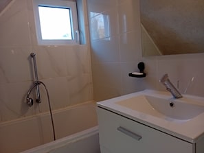 Haartrockner, Bidet, Handtücher, Seife