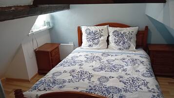 1 slaapkamer, een strijkplank/strijkijzer, gratis wifi, beddengoed