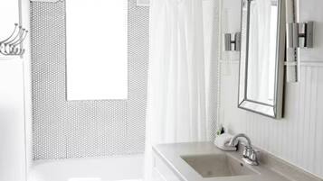 Sèche-cheveux, serviettes fournies, savon, shampoing