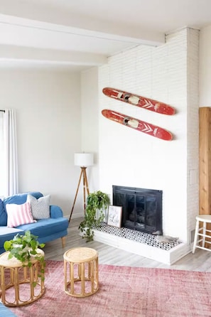 تلفزيون، مدفأة، تنس طاولة، كُتُب