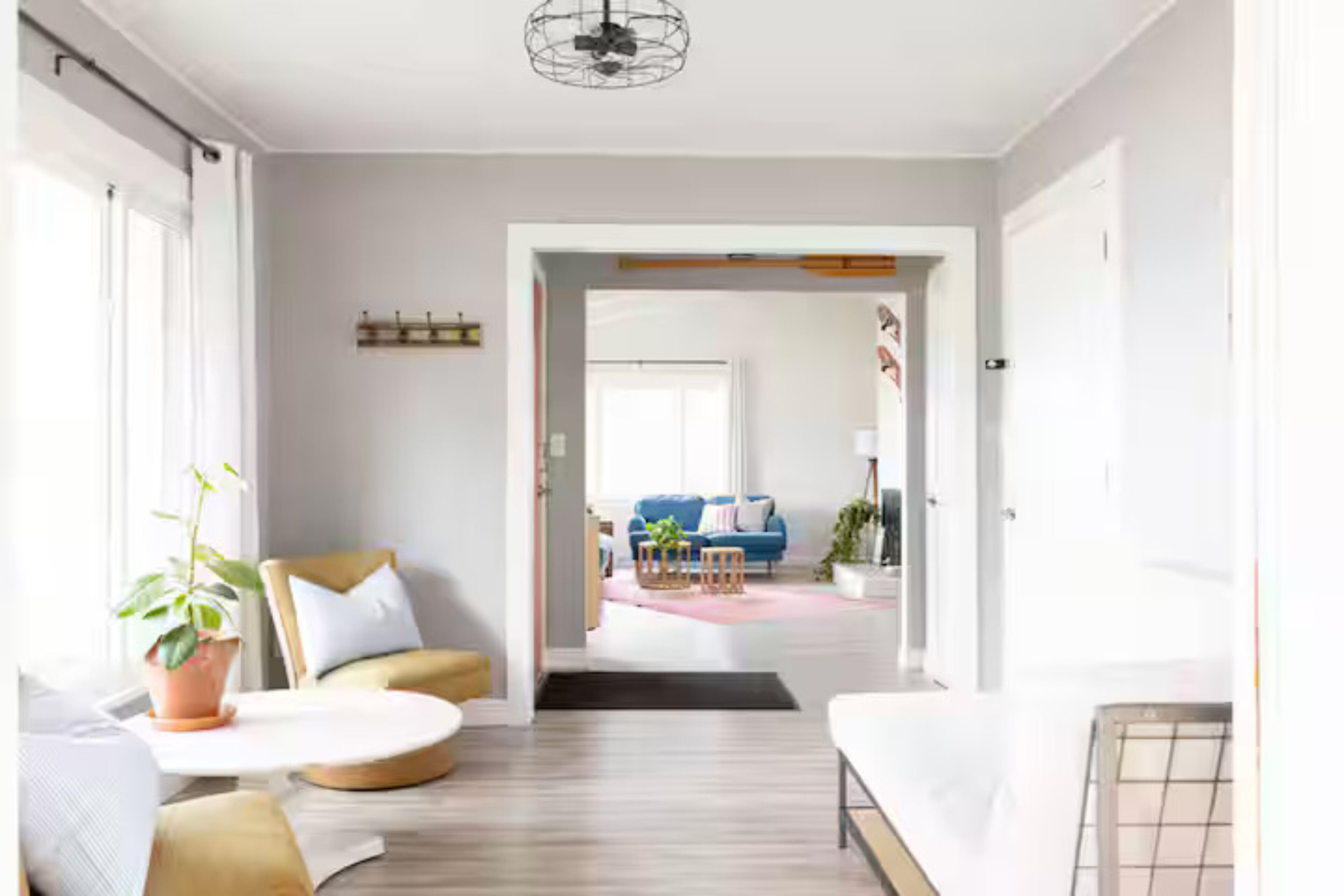 تلفزيون، مدفأة، تنس طاولة، كُتُب