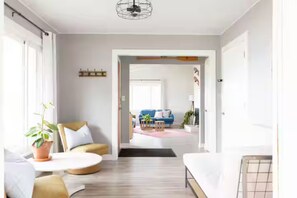 Televisión, chimenea, tenis de mesa y libros 