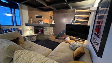 TV, caminetto, studio