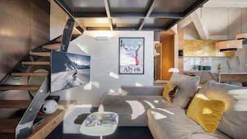 Televisie, een open haard en een kantoor