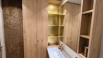 Een douche, een haardroger, handdoeken