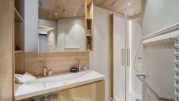 Een douche, een haardroger, handdoeken