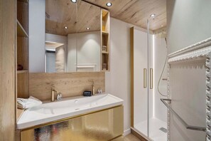 Shower, hair dryer, towels, shampoo