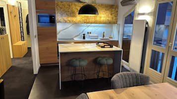 Een koelkast, een microgolfoven, een kookplaat, een vaatwasser