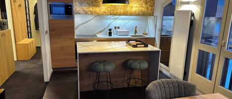 Jääkaappi, mikroaaltouuni, liesi, astianpesukone